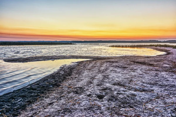 Alba Sulla Riva Sabbiosa Del Lago — Foto Stock