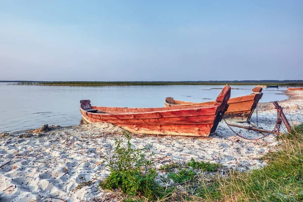 Úsvit Nad Jezerem Dřevěné Čluny Písečné Pláži — Stock fotografie