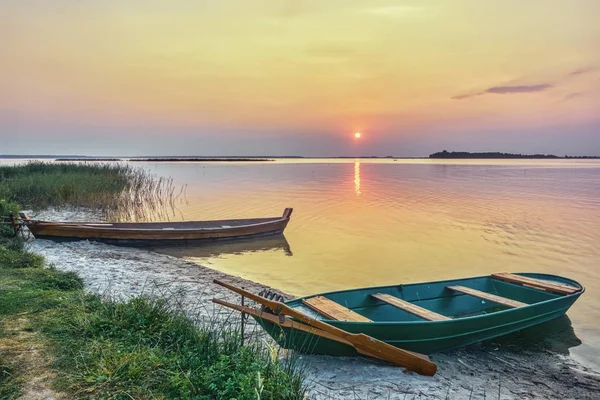 Sunset Lake Wooden Boats Sandy Beach — Stock Photo, Image