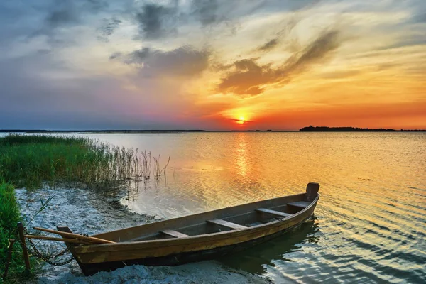 Západ Slunce Nad Jezerem Dřevěná Loď Písečné Pláži — Stock fotografie