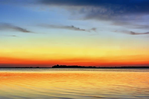 Crepúsculo Sobre Lago Una Silueta Costa Cielo Con Nubes Reflejadas — Foto de Stock
