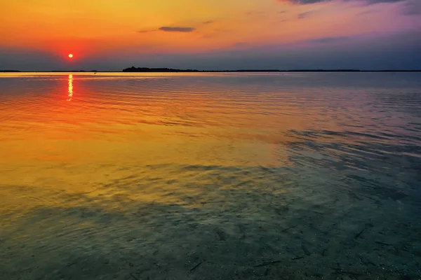 Sunset Lake Sun Silhouette Coastline Sky Clouds Reflected Water — Stock Photo, Image