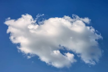 Mavi gökyüzünde kabarık bulutlar.