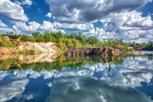 Skalnaté Břehové Jezero Lesem Modrá Obloha Mraky Odrážejícími Vodě — Stock fotografie