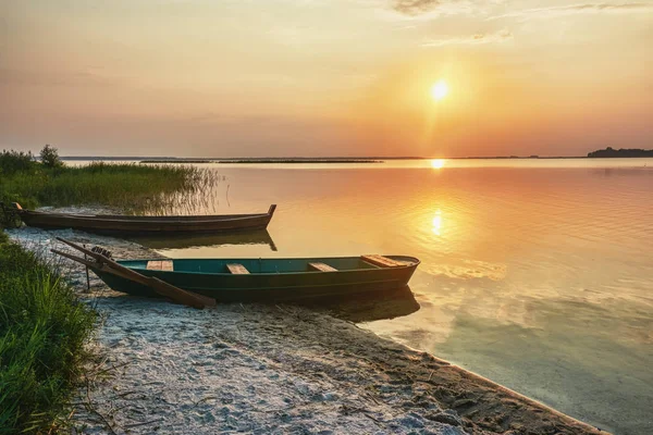 Coucher Soleil Sur Lac Bateaux Pêche Sur Rivage — Photo