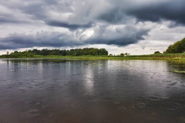 Havza üzerinde akşam fırtınası ve dramatik gökyüzü ve bulutlar.