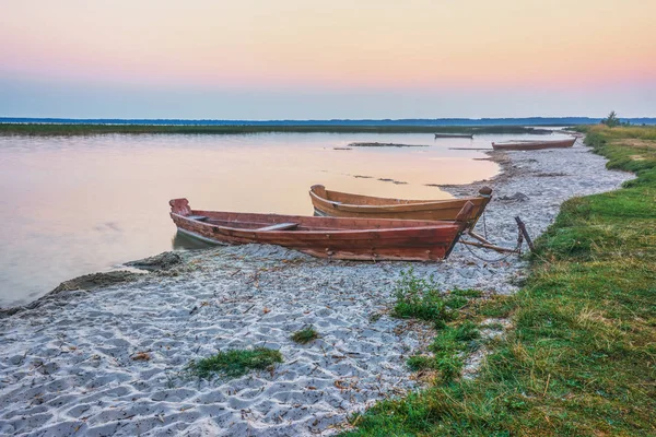 Východ Slunce Nad Jezerem Dřevěné Čluny Písečné Pláži — Stock fotografie