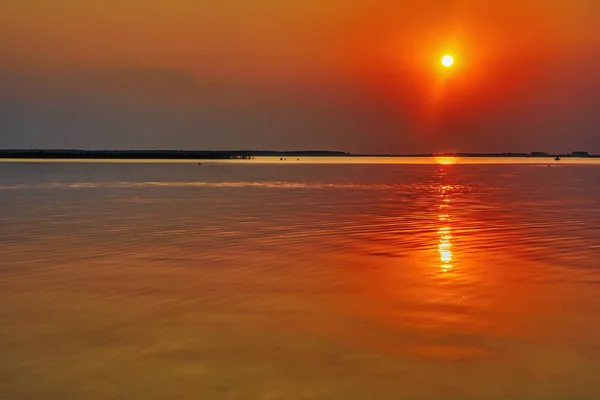 Rosso Tramonto Sul Lago Sole Riflette Nell Acqua — Foto Stock