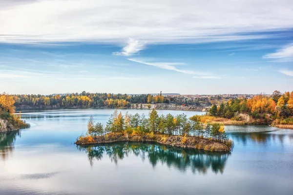 Lake Island Rocky Shores Covered Forest Blue Sky Clouds Reflected — Stock Photo, Image