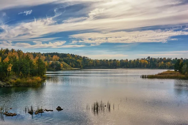 Soumrak Nad Skalnatým Břehem Jezera Pokrytého Lesem — Stock fotografie