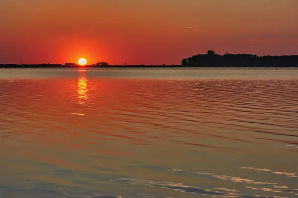 Puesta Sol Lago Sol Sobre Silueta Costa Refleja Agua — Foto de Stock