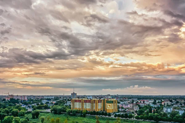 Wieczorne Miasto Zachmurzone Niebo Zachodzie Słońca — Zdjęcie stockowe