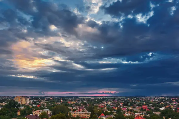 Paisagem Verão Pôr Sol Sobre Cidade Noite Céu Com Nuvens — Fotografia de Stock