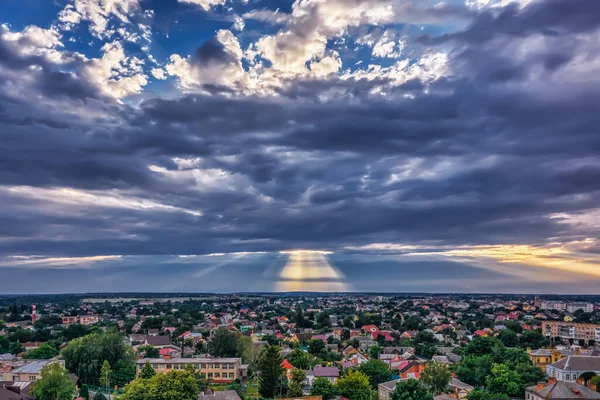 Cidade Noturna Céu Nublado Pôr Sol — Fotografia de Stock