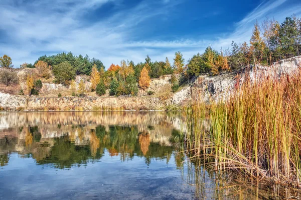 Podzimní Krajina Slunečný Den Nad Skalnatými Břehy Jezera Lesa — Stock fotografie