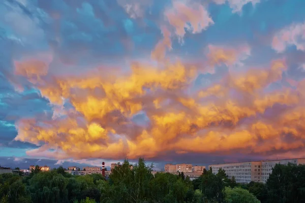 Nubes Tormenta Son Iluminadas Por Sol Sobre Ciudad Atardecer — Foto de Stock