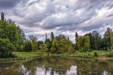 Bahar manzarası - Parktaki nehir kıyısında şafak vakti.