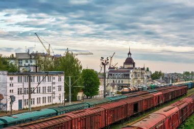 Elektrikli tren ve yük vagonları olan şehir merkezi..
