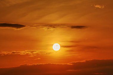 Güneş batarken bulutlarla.