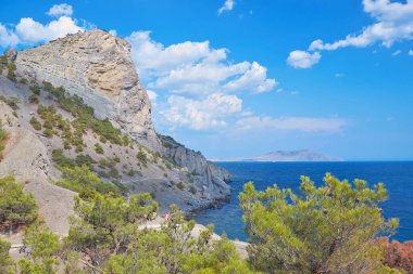 Manzara - dağlar, deniz ve vahşi sahil.