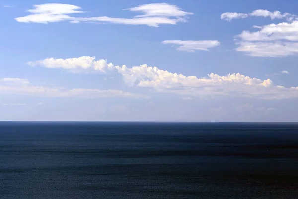 Wolken Blauwe Lucht Zwarte Zee Uitzicht Vanaf Berg Stockfoto