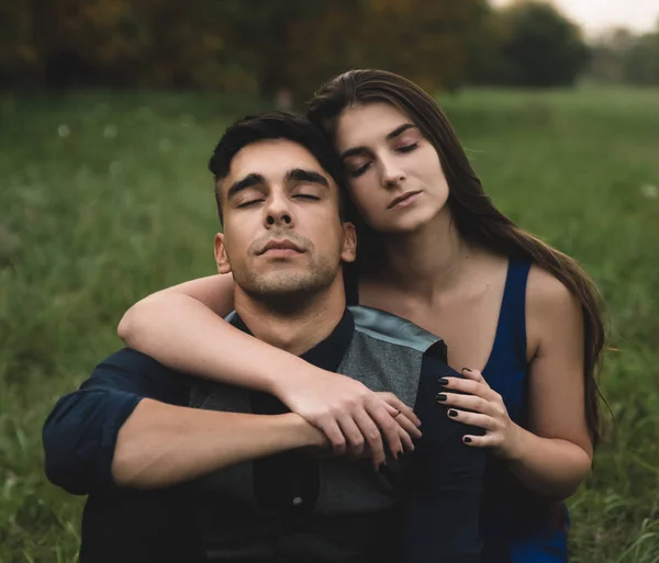 Junges Paar Entspannt Der Natur — Stockfoto