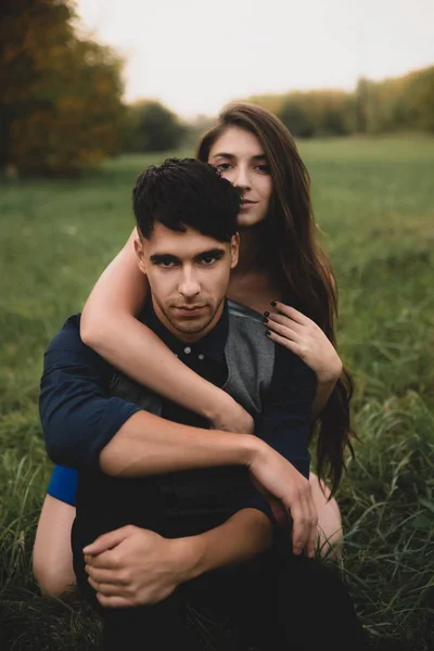Junges Paar Entspannt Der Natur — Stockfoto