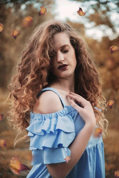 Vacker Kvinna Med Lockigt Hår Stående Naturen — Stockfoto