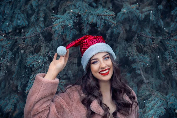 Jovem Sorrindo Mulher Vestindo Chapéu Papai Noel Livre — Fotografia de Stock