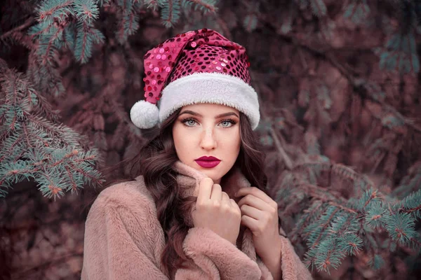 Joven Hermosa Mujer Con Sombrero Santa — Foto de Stock