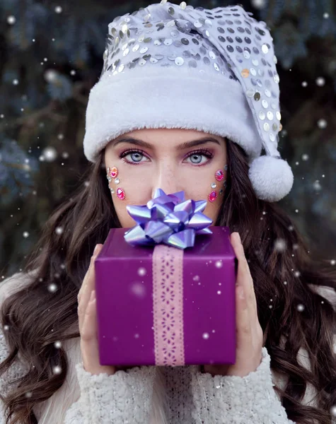 Jovem Mulher Santa Chapéu Posando Com Presente — Fotografia de Stock