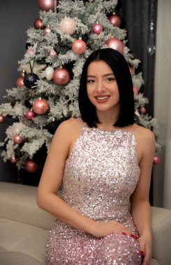 Noel ağacının yanında poz güzel kadın