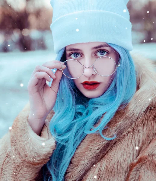 Retrato Jovem Mulher Bonita Com Cabelo Azul — Fotografia de Stock