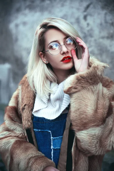 Jovem Mulher Bonita Casaco Pele — Fotografia de Stock