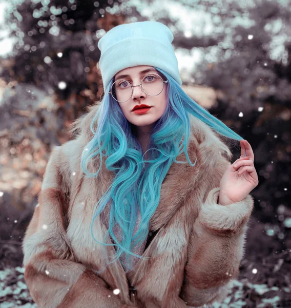 Hermosa Mujer Con Pelo Azul Posando Calle — Foto de Stock