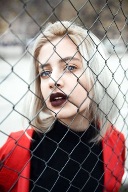 Ağla poz veren güzel bir kadın. 