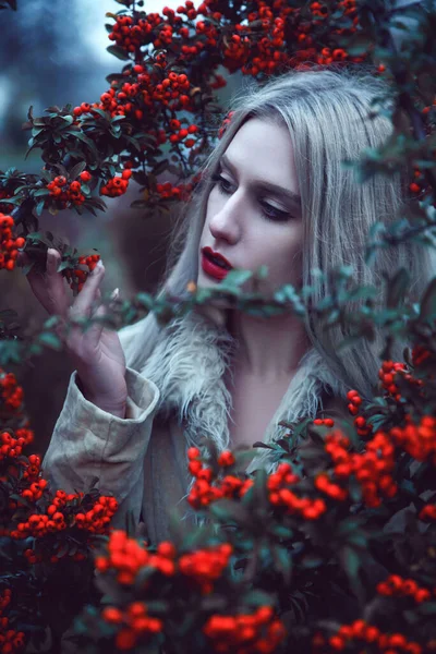 Młoda Piękna Kobieta Czerwonymi Jagodami — Zdjęcie stockowe