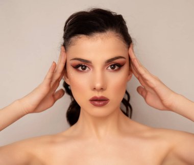 Stüdyoda poz veren güzel bir kadının portresi.