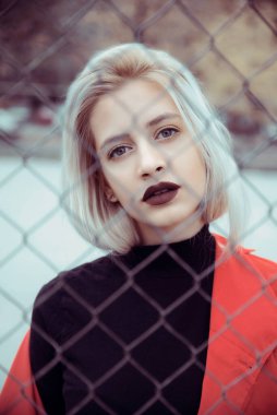 Ağla poz veren güzel bir kadın. 