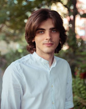 Parkta poz veren genç bir adamın portresi 