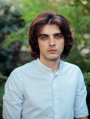 genç adam parkta poz 