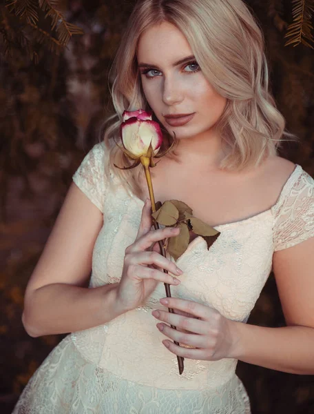 Портрет Молодої Жінки Трояндовою Квіткою — стокове фото