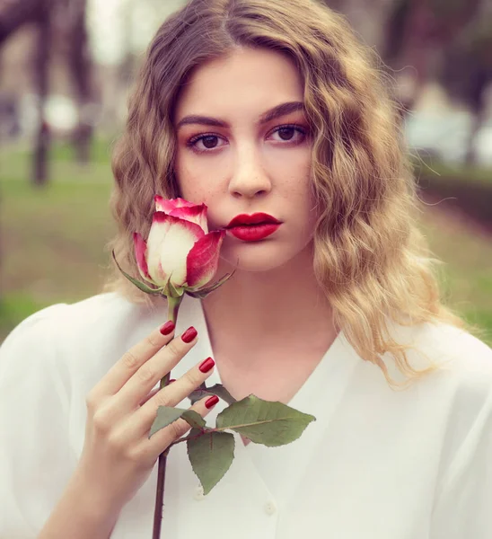 Rózsát Tartó Fiatal Portréja — Stock Fotó