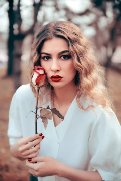 Retrato Jovem Segurando Rosa — Fotografia de Stock