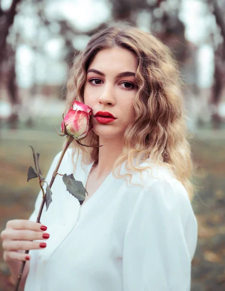 Πορτρέτο Της Νεαρής Γυναίκας Εκμετάλλευση Τριαντάφυλλο — Φωτογραφία Αρχείου