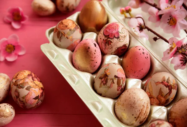 Dekorerade Påskägg Och Blommor Bordet — Stockfoto