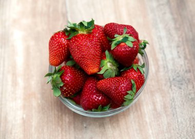 Kase taze olgun çilek 