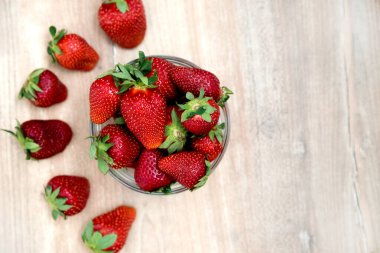 Kase taze olgun çilek 