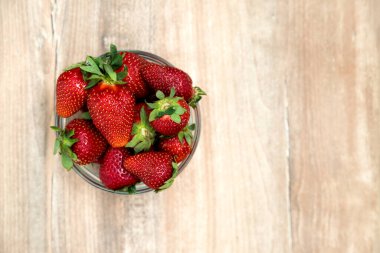 Kase taze olgun çilek 