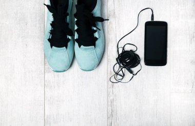 mavi çizmeler ve ahşap arka planda akıllı telefon